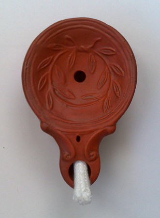 lbaumkranz, eine Reproduktion einer rmischen llampe aus Ton