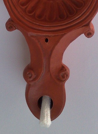 Einflammige Lampe mit mondfrmigen Griff, eine Reproduktion einer rmischen llampe aus Ton