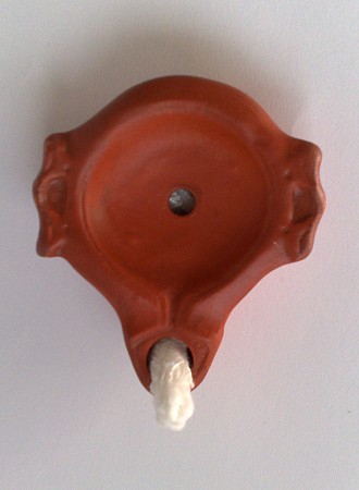 Zweiflammige Lampe, eine Reproduktion einer rmischen llampe aus Ton