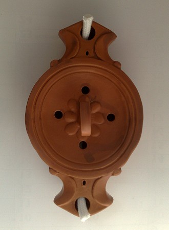 Doppelschnauzige Lampe mit hohem, vertikalem Griff, eine Reproduktion einer rmischen llampe aus Ton