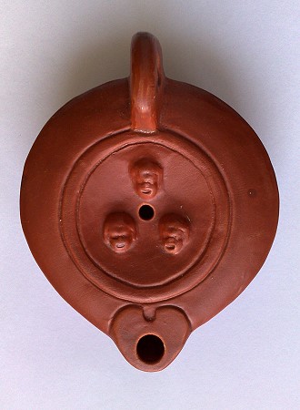 Gehenkelte Bildlampe, Motiv: Drei Theatermasken, eine Reproduktion einer rmischen llampe aus Ton