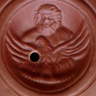 Gehenkelte Bildlampe, Motiv: Jupiter mit Adler, eine Reproduktion einer rmischen llampe aus Ton