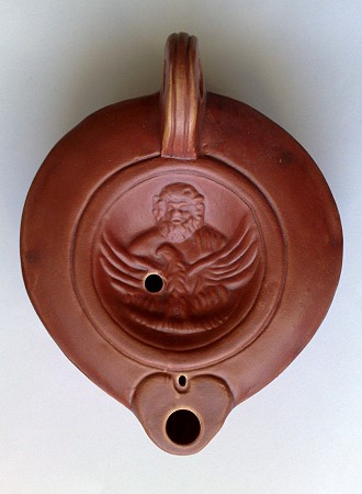 Gehenkelte Bildlampe, Motiv: Jupiter mit Adler, eine Reproduktion einer rmischen llampe aus Ton