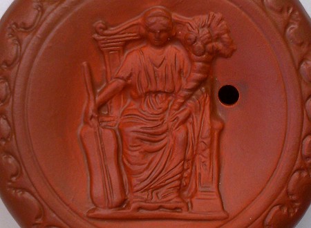 Gehenkelte Bildlampe, Motiv: Sitzende Fortuna, eine Reproduktion einer rmischen llampe aus Ton
