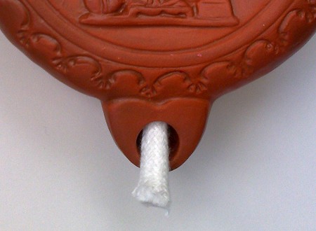 Gehenkelte Bildlampe, Motiv: Sitzende Fortuna, eine Reproduktion einer rmischen llampe aus Ton