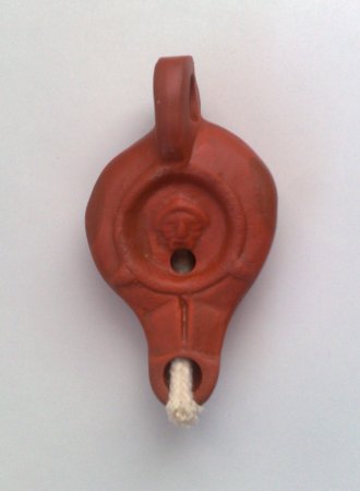 Kopf, eine Reproduktion einer rmischen llampe aus Ton