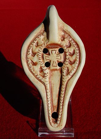 Afrikanische Lampe, Motiv: christliches Kreuz, eine Reproduktion einer rmischen llampe aus Ton