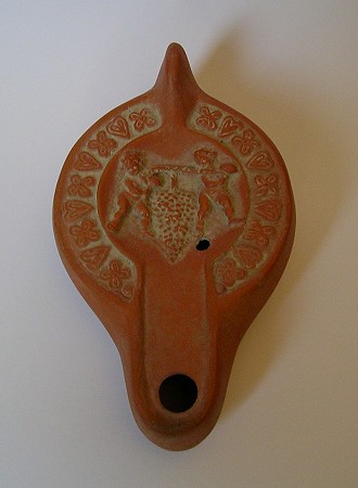 Afrikanische Lampe, Motiv: Trauben, eine Reproduktion einer rmischen llampe aus Ton